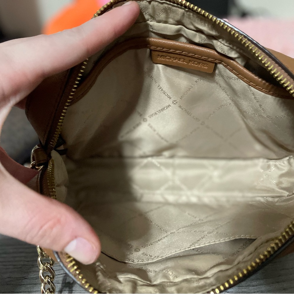 Practically New Michael Kors Matching Cross Body/… - image 8